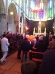 Les enfants portant cierges et ballons se dirigent vers le choeur 