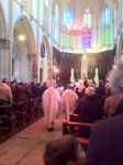 Monseigneur Claude Schoeckert se dirige vers le choeur